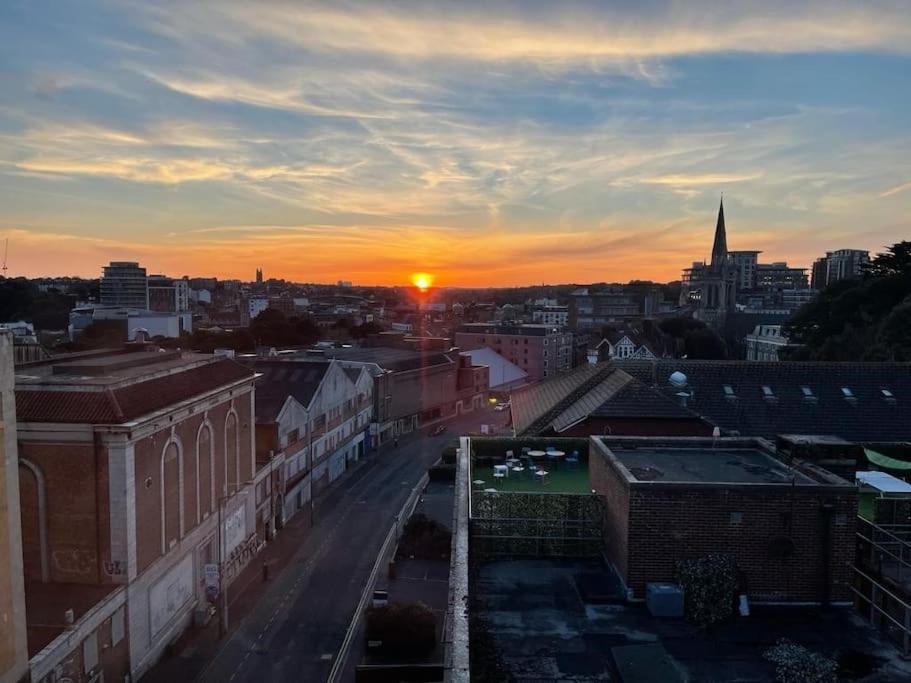 The Pad By The Beach Penthouse Apartment With Sunset And City Views Bournemouth Buitenkant foto